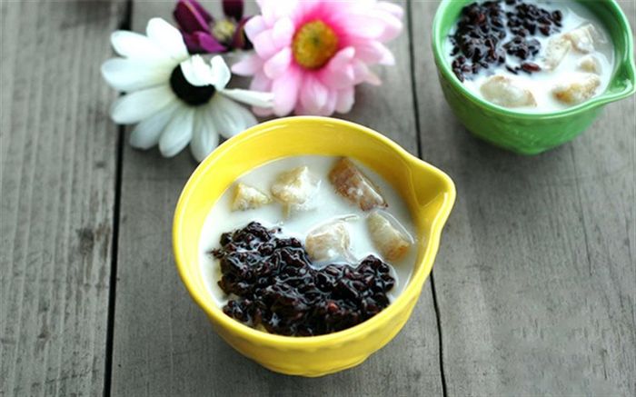 Hình ảnh chè chuối nếp cẩm được trình bày đẹp mắt