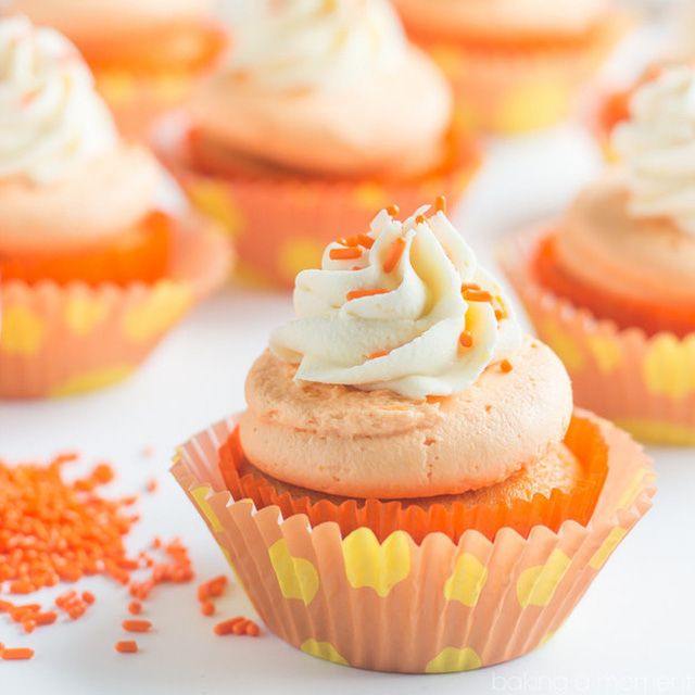 Bánh cupcake chuối ảnh 2 - Tác phẩm nghệ thuật ẩm thực với lớp kem trắng muốt điểm xuyến hạt cườm chocolate đen sang trọng