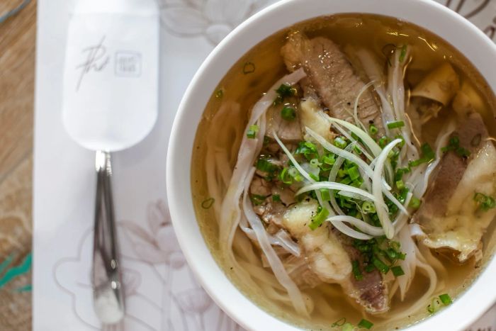 Hình ảnh thực khách thưởng thức phở tại không gian sang trọng của Phở An Nam