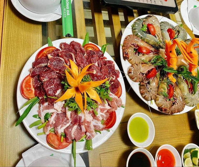 Không gian ấm cúng với những món cá lăng thượng hạng tại Nhà Hàng Cá Lăng Sông Đà