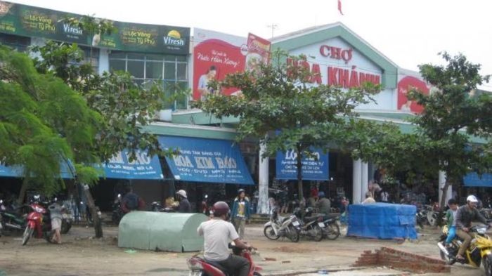 Không gian nhộn nhịp tại khu vực cổng chính chợ Hòa Khánh