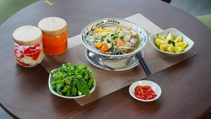 Không gian tiệc sang trọng với view hồ tuyệt đẹp