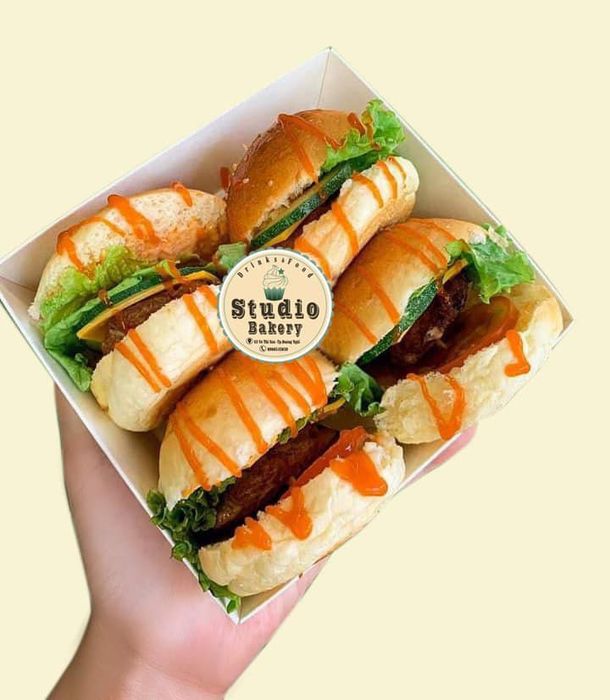 Không gian sang trọng và những món bánh hấp dẫn tại Studio Drinks & Food