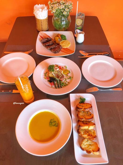 Carrot Restaurant ảnh 3: Không gian ấm cúng với ánh đèn vàng lãng mạn, nơi lý tưởng cho những buổi hẹn hò