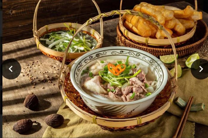 Hình ảnh tô phở đặc trưng với nước dùng trong veo tại Phở Hà Thành