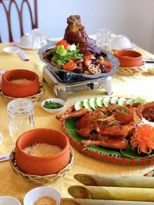 Nhà Hàng Smile Đà Lạt - Ảnh 3: View nhìn ra rừng thông lãng mạn, nơi thực khách vừa thưởng thức ẩm thực ngon vừa được đắm mình trong khung cảnh thiên nhiên tuyệt đẹp của Đà Lạt.