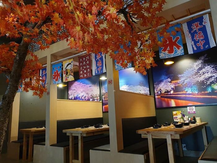 Fujiya Sushi Da Lat - Ảnh 1: Không gian ấm cúng đậm chất Nhật Bản với những chi tiết trang trí tinh tế, nơi thực khách có thể thưởng thức ẩm thực Nhật trong bầu không khí nguyên bản.