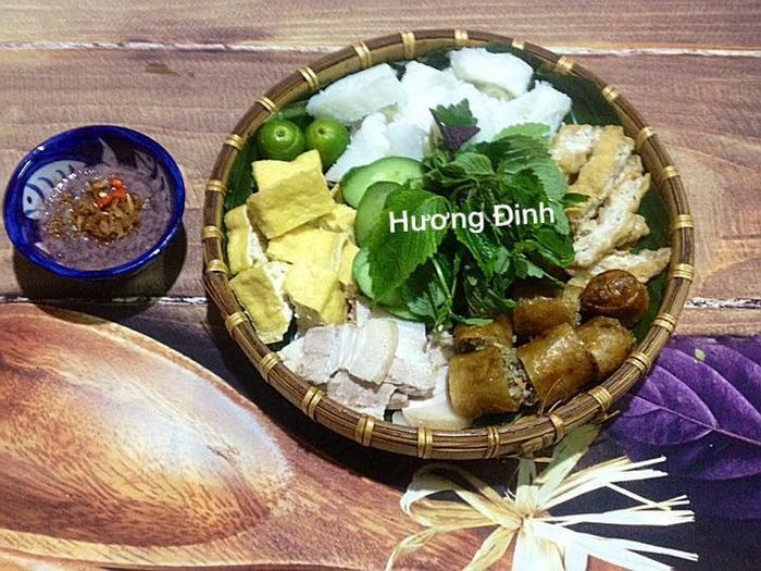 Không gian ấm cúng và món bún đậu thơm ngon tại Bếp Nhà Hương Béo