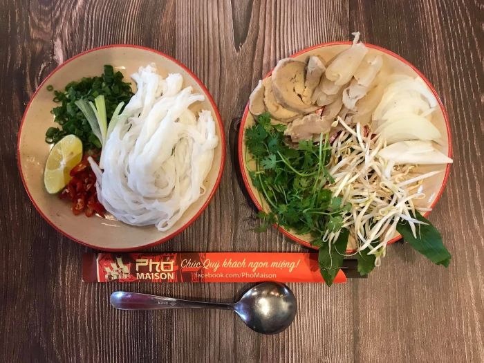 Khoảnh khắc đẹp: Không gian thưởng thức phở Maison sang trọng với ánh sáng tự nhiên và bày trí tinh tế