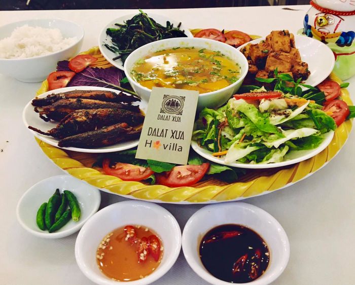 DALAT XƯA ảnh 2: Góc nhìn đầy nghệ thuật về những món ăn đặc sản được trình bày tinh tế trên nền không gian cổ điển