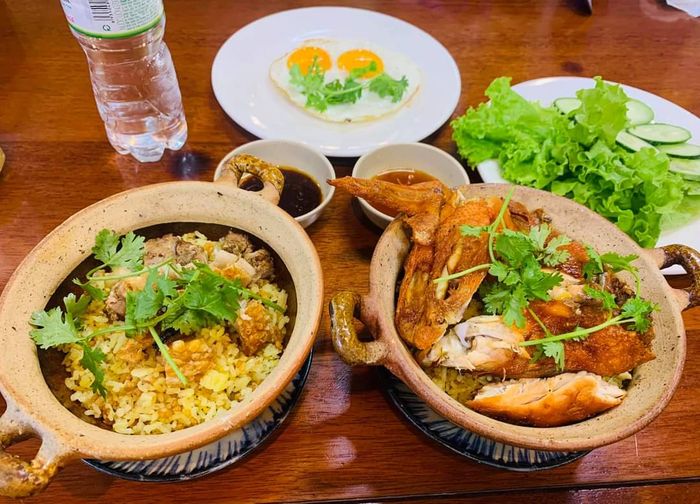 Hình ảnh cơm thố gà Số Zách vàng ươm hấp dẫn
