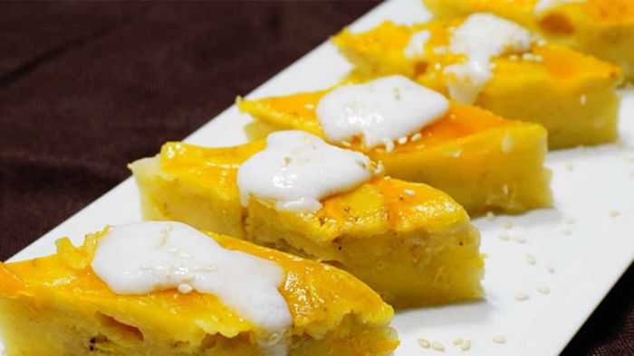 Hình ảnh bánh chuối hấp vàng ươm, bóng mượt dưới lớp nước cốt dừa trắng ngần