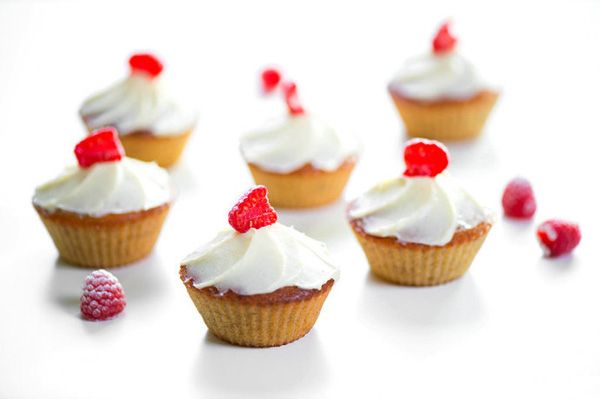 Bánh cupcake chuối - Kiệt tác nghệ thuật ẩm thực với lớp kem trắng mịn như tuyết điểm xuyến bằng quả dâu rừng đỏ thắm