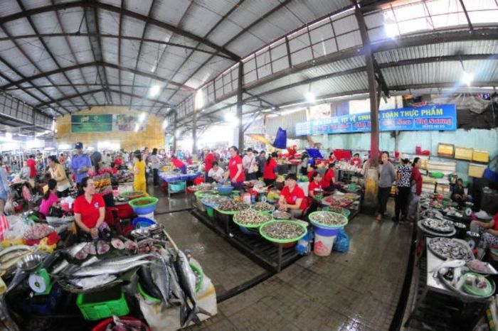 Góc chợ Đống Đa với những gian hàng thời trang đa dạng