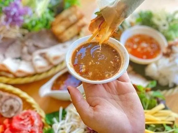 Hình ảnh bánh tráng cuốn thịt heo đặc biệt tại MẬM QUÁN