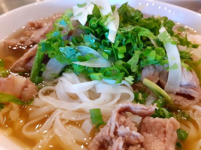 Không gian ấm cúng với view cầu Rồng tại Phở Lân Béo