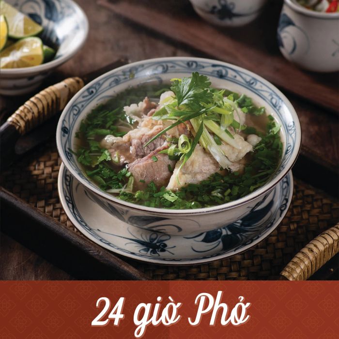 Khoảnh khắc nghệ thuật: Tô phở Thìn với thịt tái nạm vàng ươm, nước dùng trong vắt thơm lừng