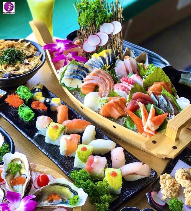 Fujiya Sushi Da Lat - Ảnh 3: Khung cảnh ấm cúng với bàn sushi được bài trí tinh tế, nơi thực khách có thể thưởng thức trọn vẹn hương vị Nhật Bản đích thực.