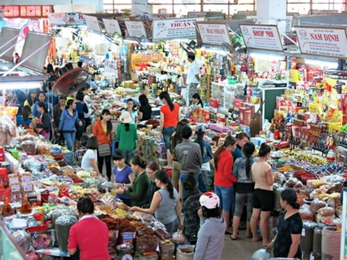 Các gian hàng tạp hóa đa dạng tại chợ Mới