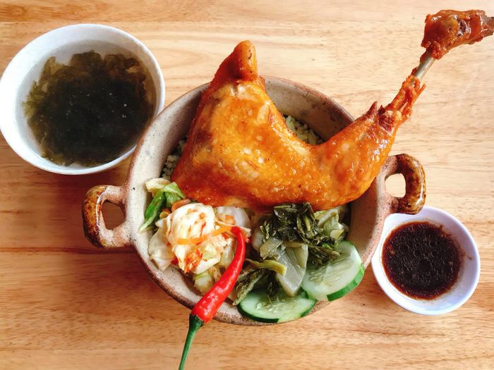 Hình ảnh thố cơm vàng ươm tại Ngọc Minh Quán
