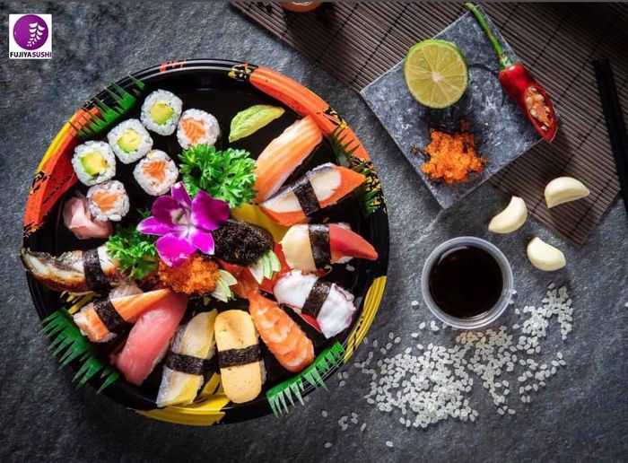 Fujiya Sushi Da Lat - Ảnh 2: Góc nhìn cận cảnh về những món sushi tươi ngon được trình bày tỉ mỉ, thể hiện sự tinh tế trong nghệ thuật ẩm thực Nhật Bản.