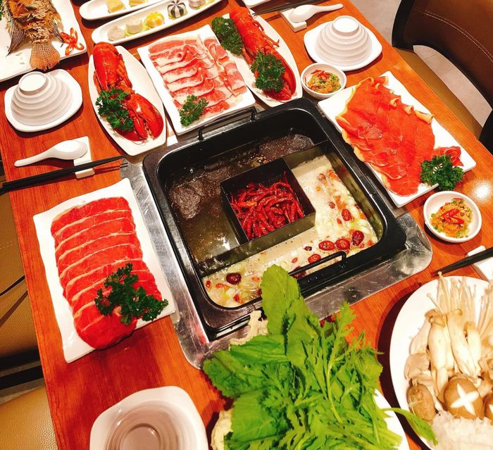 Nhà hàng Hoàng Gia Đà Lạt - Ảnh 1: Không gian sang trọng với tông đỏ chủ đạo, nơi kiến trúc tinh tế và ánh sáng ấm áp tạo nên trải nghiệm ẩm thực đẳng cấp.