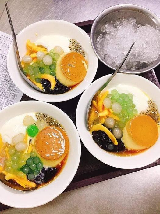 Những ly chè và bánh flan đẹp mắt tại Ngọc Thạch Quán