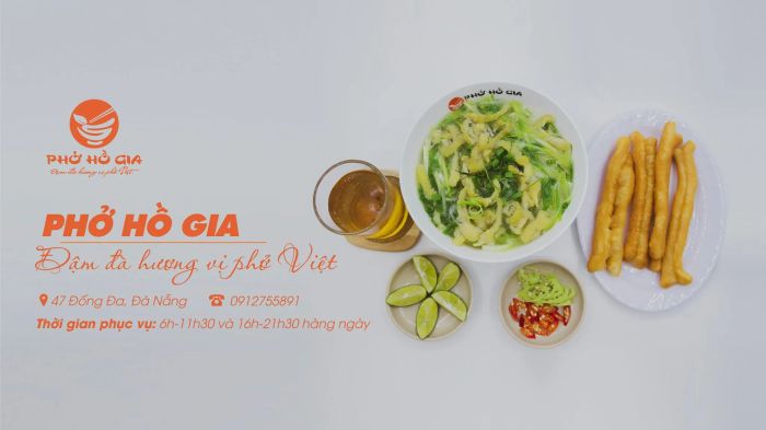 Hình ảnh tô phở Gà Đông Tảo thơm ngon tại Hồ Gia - sắc vàng ươm của nước dùng, sắc xanh tươi của hành lá
