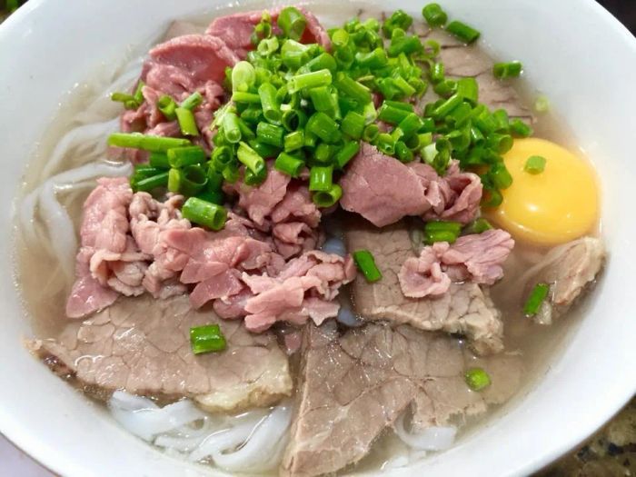 Không gian ấm cúng và đông đúc tại Phở 63