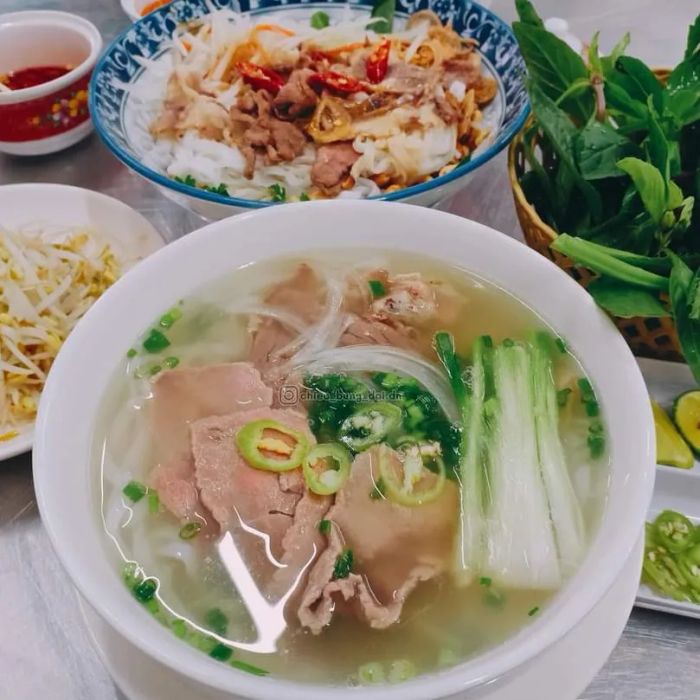 Hình ảnh thực khách thưởng thức phở tại Phở Hằng Đà Nẵng