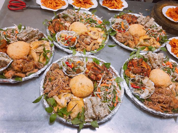 Khu vực bàn tiệc được bài trí tinh tế và trang nhã