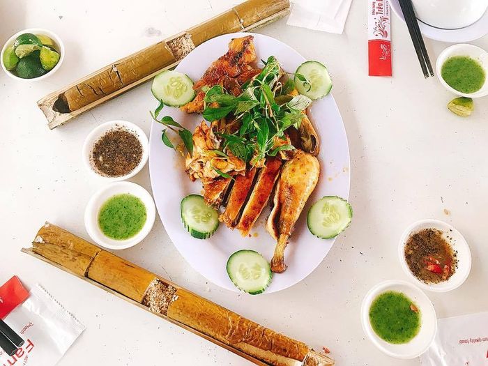 Nhà hàng Trên Đỉnh Đồi Trăng - Ảnh 2: Khung cảnh thơ mộng với những dãy nhà ẩn mình giữa rừng thông, nơi ánh trăng vàng dịu hòa quyện cùng hương vị ẩm thực đặc trưng.