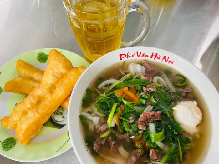 Hình ảnh nồi nước dùng ngọt thanh đặc trưng của Phở Vân