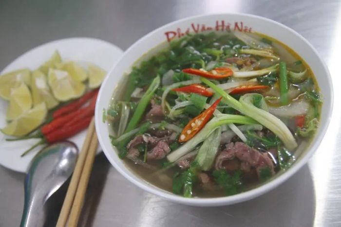 Không gian ấm cúng mang đậm phong cách Bắc Bộ tại Phở Vân