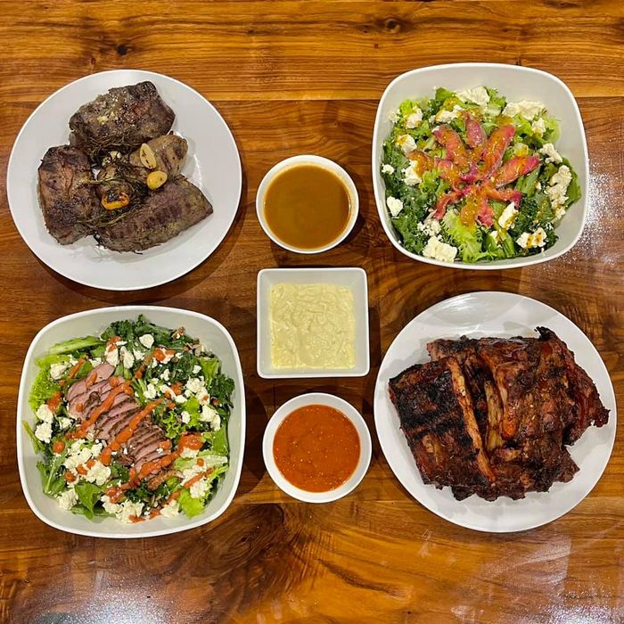 Rừng Thông Mơ Farm & Bistro ảnh 3: Khung cảnh lãng mạn với những bàn ăn được bố trí dưới tán thông xanh, nơi ánh nắng len lỏi tạo nên không gian ấm áp giữa tiết trời Đà Lạt