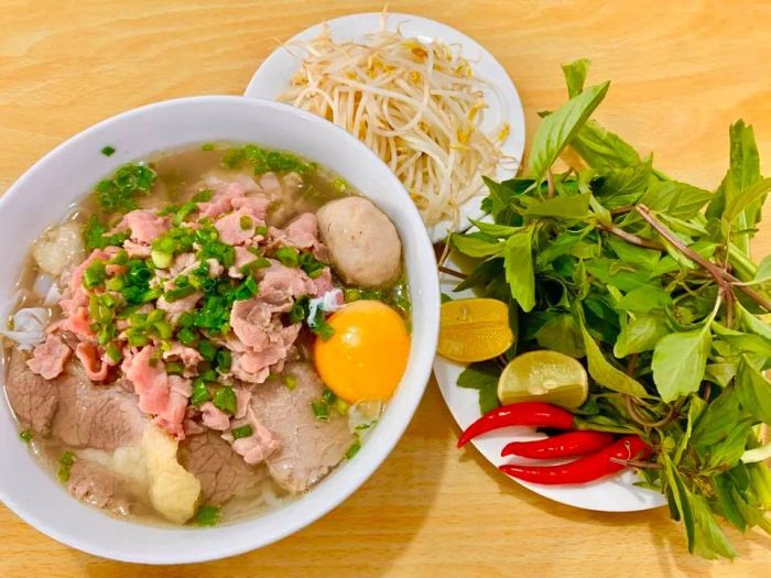 Hình ảnh nồi nước dùng thơm lừng đặc trưng tại Phở 63
