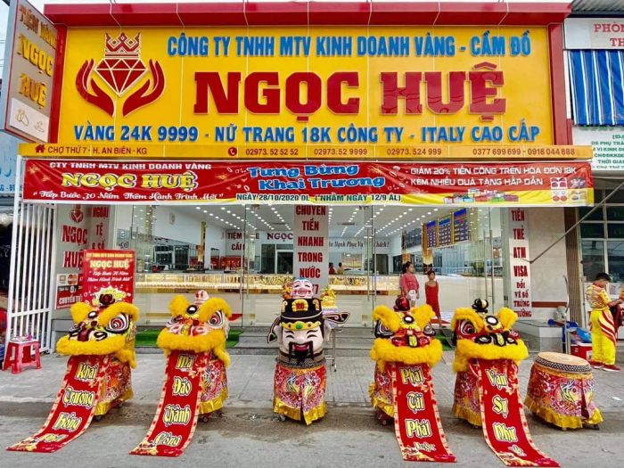 Không gian trưng bày sang trọng tại Tiệm Vàng Ngọc Huệ 2