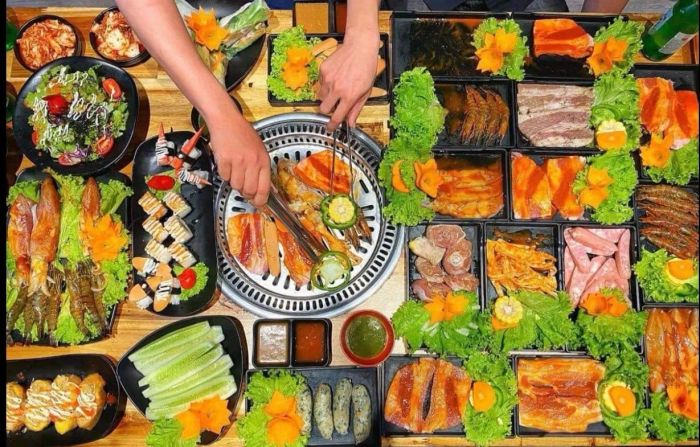 Không gian ấm cúng tại Sành Nướng Thành Vinh với bàn ghế gỗ mộc mạc