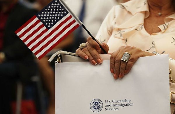 IMM Immigration - Hình ảnh minh họa thành công của khách hàng định cư nước ngoài