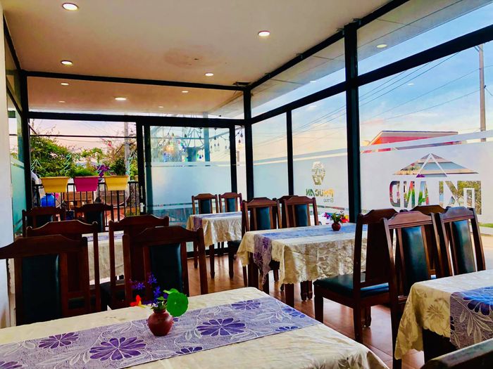 DALAT XƯA ảnh 3: Khung cảnh lung linh khi đêm về với ánh đèn lồng ấm áp, tạo nên không gian ẩm thực đậm chất hoài niệm