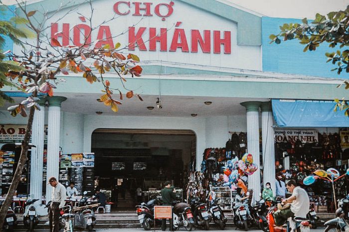 Toàn cảnh ấn tượng của chợ Hòa Khánh từ bên ngoài