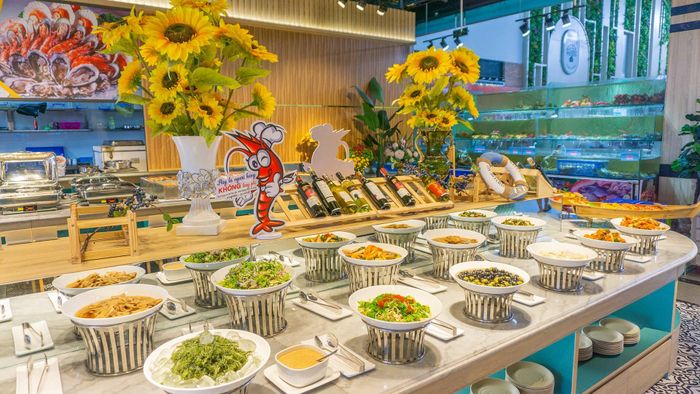 Bữa tiệc buffet hấp dẫn với đa dạng nguyên liệu tươi ngon
