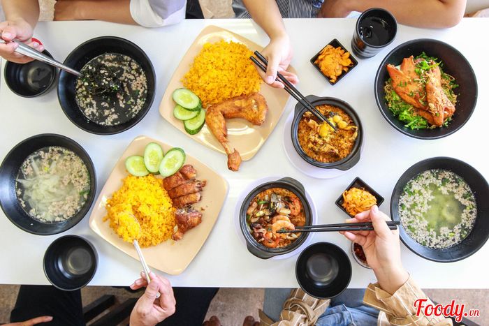 Không gian ấm cúng và món ngon đặc trưng tại Tiệm Ăn Chợ Lớn