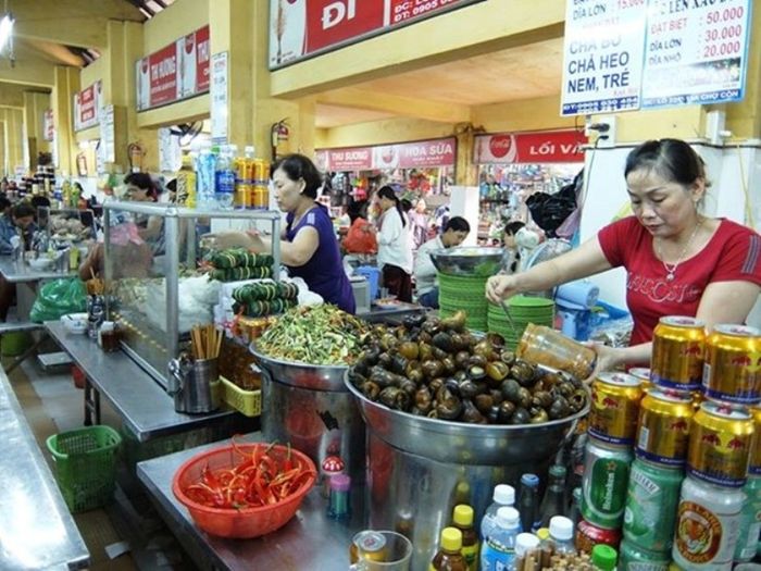 Không gian mua sắm đa dạng tại chợ Mới