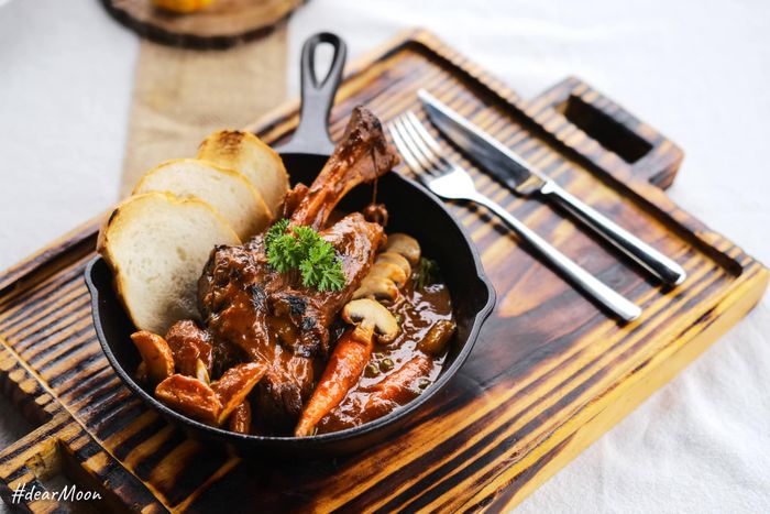 Khoảnh khắc lãng mạn dưới ánh đèn tại DearMoon dining