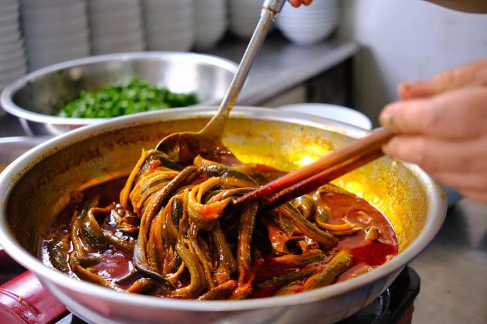 Không gian ấm cúng và món ngon hấp dẫn tại quán Bà Ngọ
