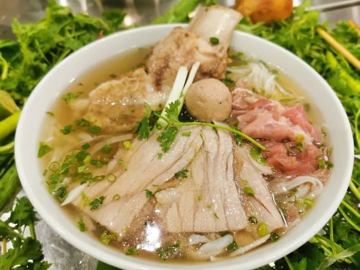 Hình ảnh tô phở bò đặc trưng tại Phở Lân Béo