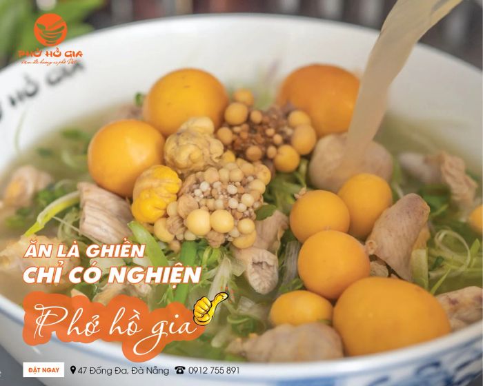 Khoảnh khắc nghệ thuật: Tô phở Gà Đông Tảo chuẩn vị với lớp thịt gà vàng óng, sợi phở trắng ngần
