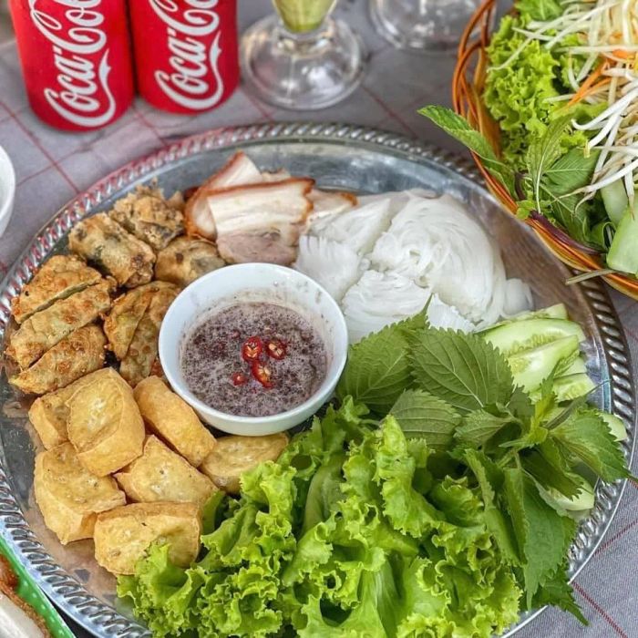 Khám phá hương vị bánh tráng cuốn thịt heo đặc biệt tại MẬM QUÁN qua góc ảnh chân thực