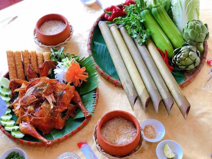 Nhà Hàng Smile Đà Lạt - Ảnh 2: Góc nhìn chân thực về những món ăn đặc sắc như chân giò bát bửu và gà nướng cơm lam, được trình bày đẹp mắt như những tác phẩm nghệ thuật ẩm thực.